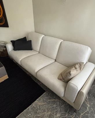 ampio divano con tre posti Natuzzi