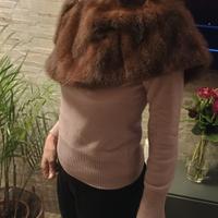 Coprispalle in visone con bottone in madreperla 