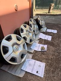 4 cerchi toyota da 14’ originali con copricerchio