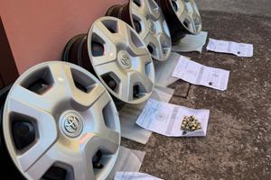 4 cerchi toyota da 14’ originali con copricerchio