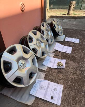 4 cerchi toyota da 14’ originali con copricerchio