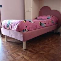 cameretta con letto a cuore