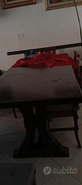 Tavolo in legno scuro 6 posti