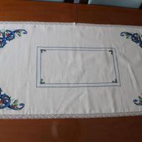 Centro tavolo Ricamato a mano punto croce