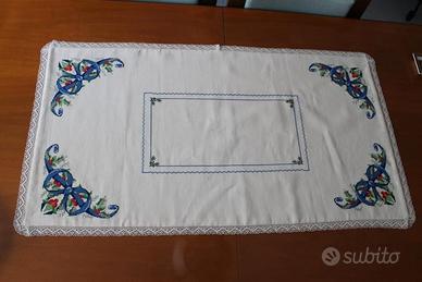 Centro tavolo Ricamato a mano punto croce