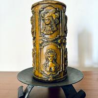 Candela decorativa con base in ferro battuto