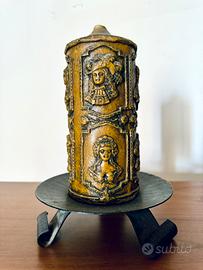 Candela decorativa con base in ferro battuto