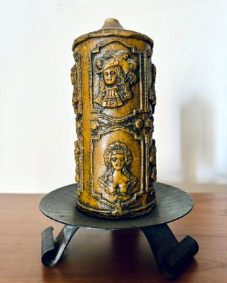 Candela decorativa con base in ferro battuto