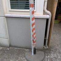 ombrellone con suo portaombrellone in cemento