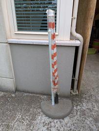 ombrellone con suo portaombrellone in cemento