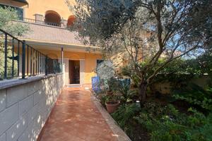 VILLA A SCHIERA A TIVOLI