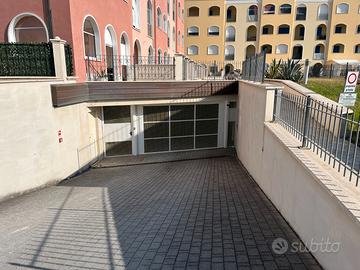 Garage in contesto di recente costruzione,