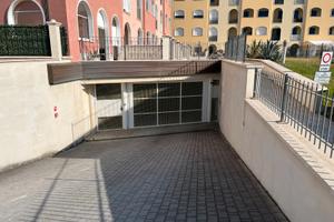 Garage in contesto di recente costruzione,