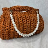 Borsa a mano marrone ambra uncinetto catena perle