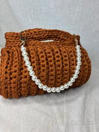 Borsa a mano marrone ambra uncinetto catena perle