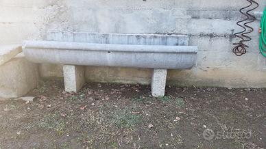 Vecchio abbeveratoio per cavalli