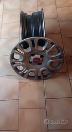 Cerchi Fiat Panda completi di copricerchio.