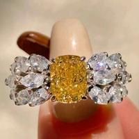 anello in moissanite giallo e bianco 