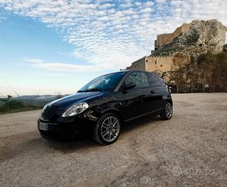 lancia  ypsilon momo design 
