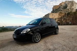 lancia  ypsilon momo design 
