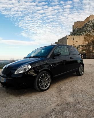 lancia  ypsilon momo design 