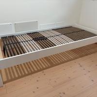 Letto singolo in legno massello bianco + comodino 