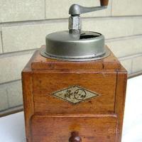 Antico macina caffè quadrato lucidato