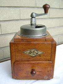 Antico macina caffè quadrato lucidato