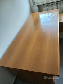 scrivania in legno 