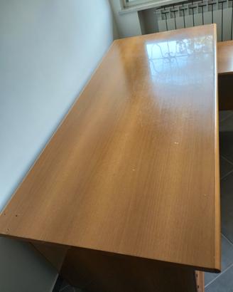 scrivania in legno 