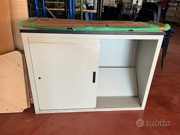 Armadietto in metallo con ante scorrevoli