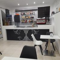 Bancone bar nero e bianco con vetrina( no acciaio)