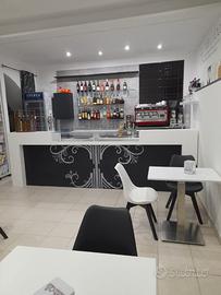 Bancone bar nero e bianco con vetrina( no acciaio)