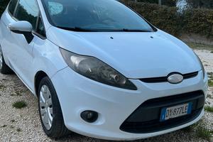 Macchina ford fiesta