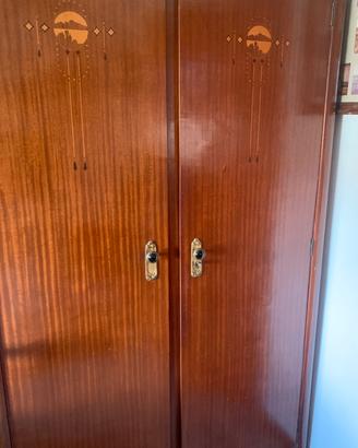 Armadio antico a due ante e cassetto  interno