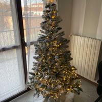 Albero di Natale innevato