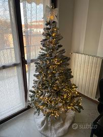 Albero di Natale innevato