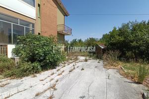 Soluzione indipendente su due livelli con giardino