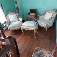 Divano a tre posti, due poltrone  e seggiolino