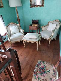 Divano a tre posti, due poltrone  e seggiolino