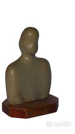 Statua in pietra scolpita a mano