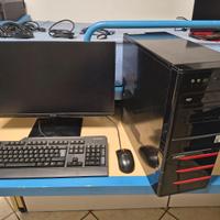 Computer fisso con schermo, mouse e tastiera