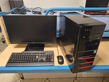 Computer fisso con schermo, mouse e tastiera