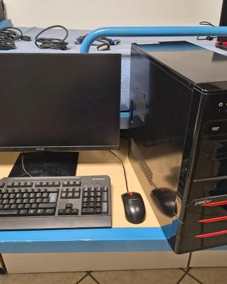 Computer fisso con schermo, mouse e tastiera