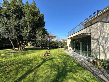 Appartamento di 213 m² con più di 5 locali e posto