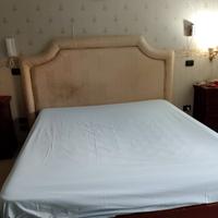 letto matrimoniale in legno con testata 