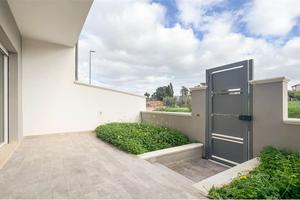 Villa a schiera con cortile fronte e retro