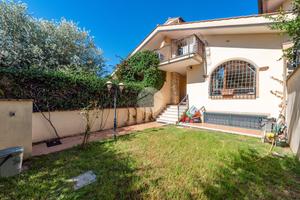 VILLA A SCHIERA A ROMA