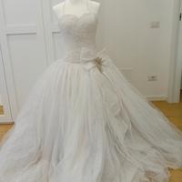 abito da sposa principesco con tulle e perline