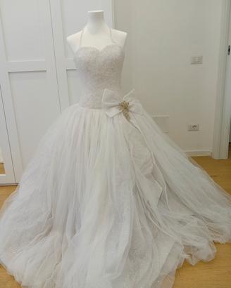 abito da sposa principesco con tulle e perline